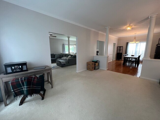 Building Photo - Impressive 4 Bedroom 3.5 Single-Family Hom...