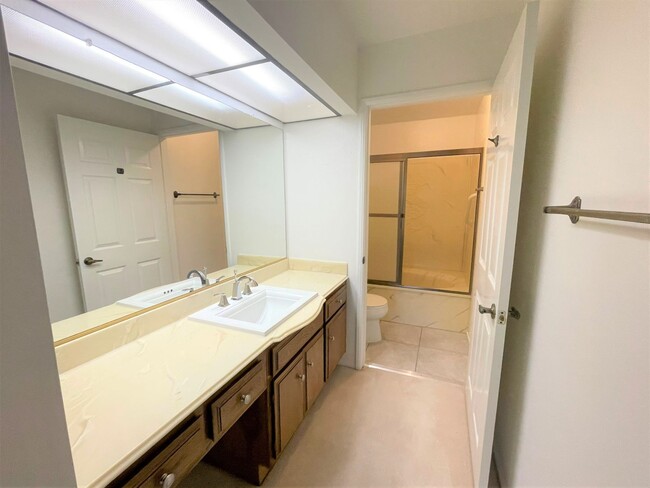 Building Photo - Tall vaulted ceilings, top floor condo, gr...