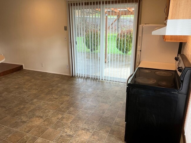 Building Photo - Welcome to this cozy spot 2 bed, 1 bath, remodeled kitchen, washer/dryer hookup, large yard, carp...