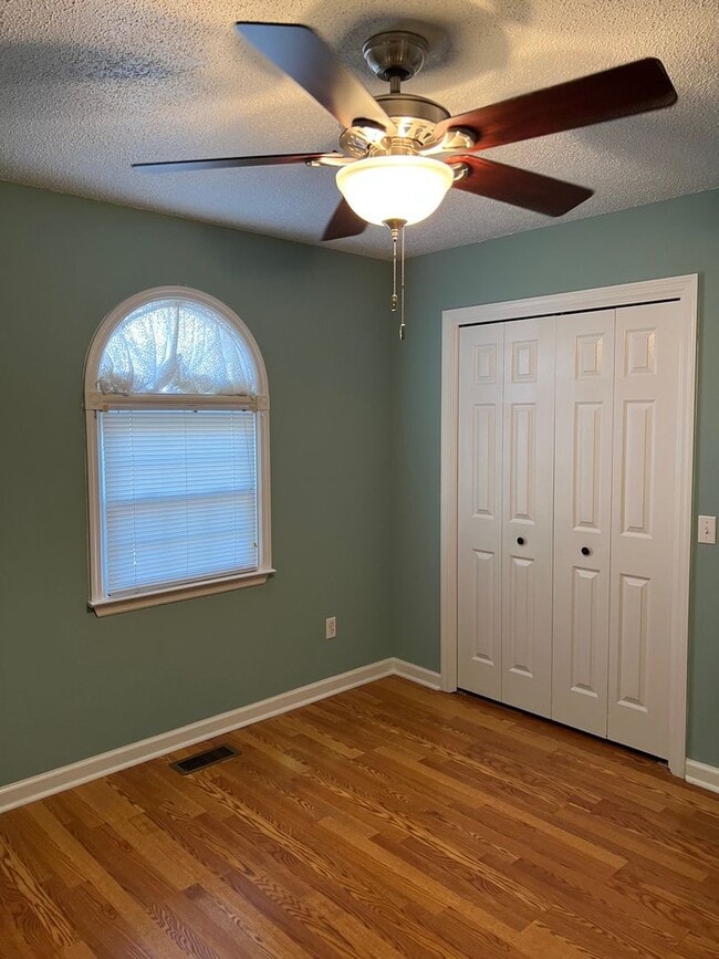 Building Photo - 2 bedroom/2.5 bath Condo Kingsport, TN