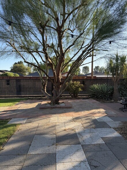 Building Photo - 10838 Floral Dr