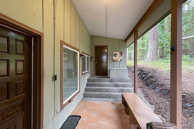 Building Photo - Fully Furnished Home