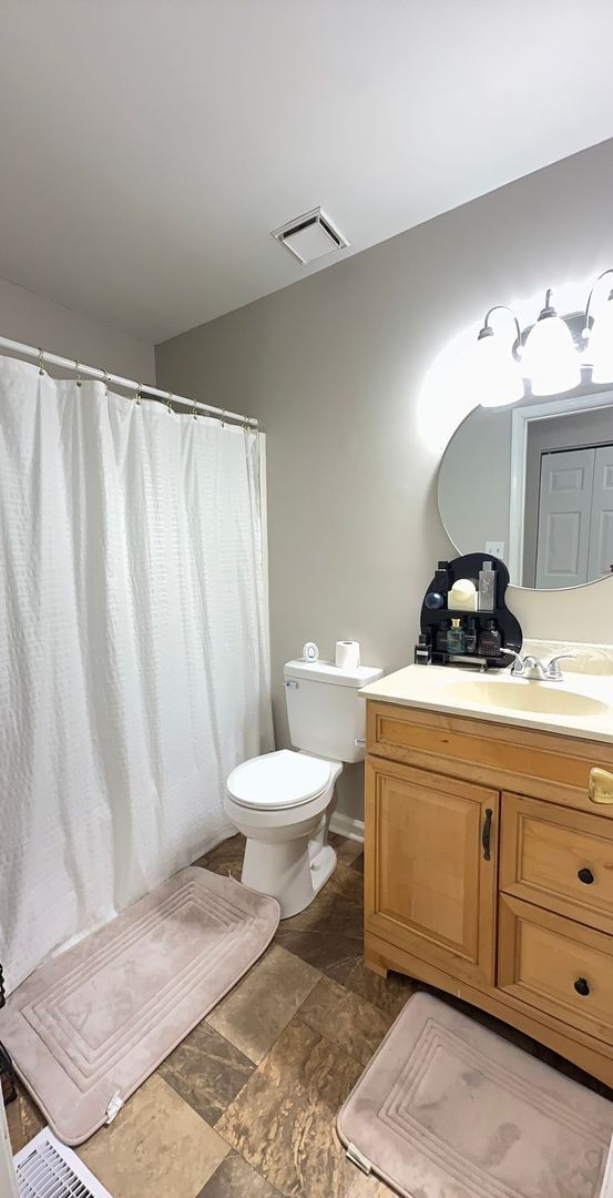 Building Photo - Beautiful 3BR Townhome in Gated Kings Square Community