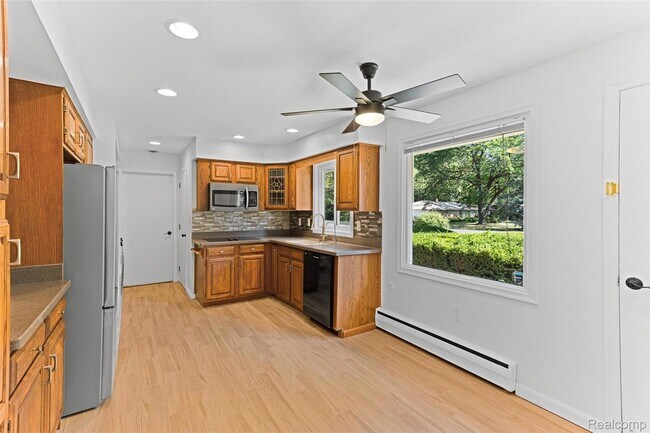 Building Photo - 3765 Ruthland Rd