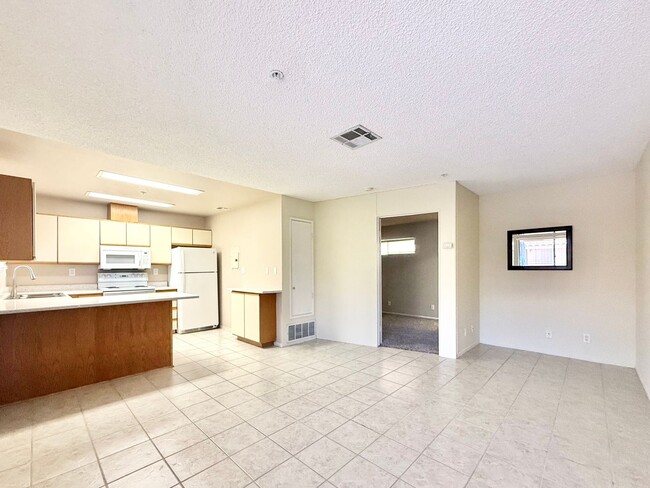 Building Photo - AVAILABLE NOW!! LOVELY 1 Bedroom 1 Bathroom 55+ Apartment in Palm Desert!