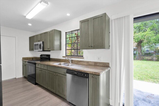 Building Photo - 841 NW Riverside Dr