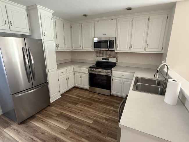 Building Photo - 801 Sunview Dr NW