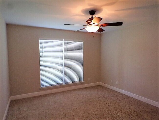 Building Photo - 3624 Laurel Lee Blvd