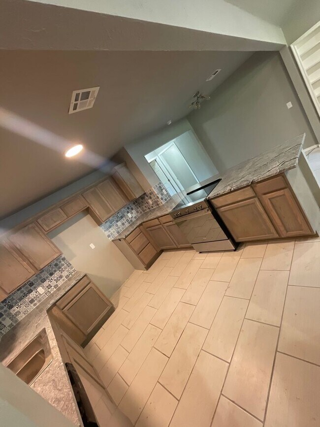Building Photo - Gorgeous 3 Bed, 2 Bath Home with Modern Up...