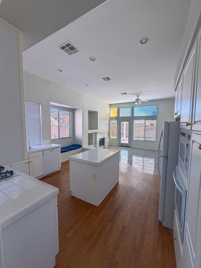 Building Photo - 8043 Shadowvale Dr