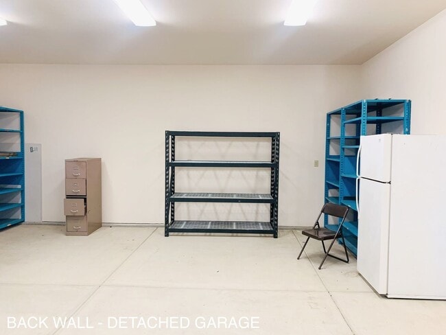 Building Photo - 3 bedroom home w/ large shop & office space!