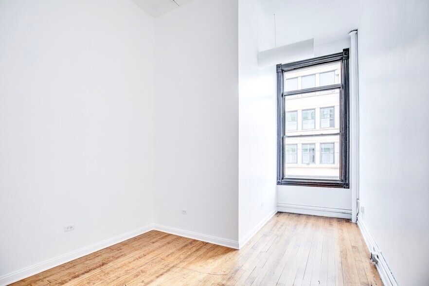 Building Photo - 1278 N Milwaukee Ave