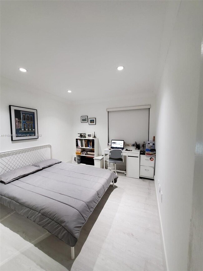 Building Photo - 9443 Fontainebleau Blvd