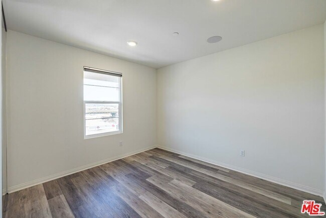 Building Photo - 27639 Sawtooth Ln