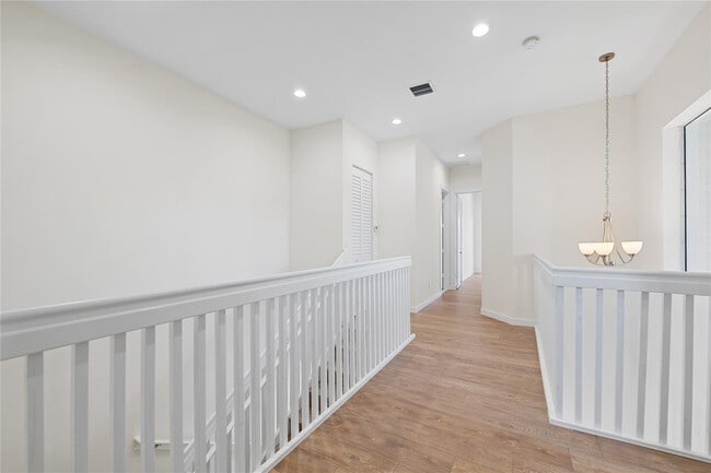 Building Photo - 1434 SW 4th Ave