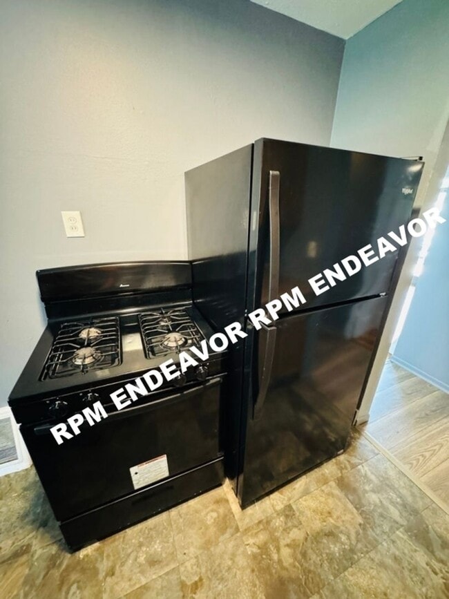 Building Photo - 3-bedroom Move-In Ready with Covered Outdo...