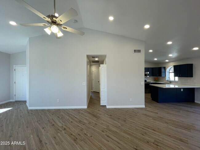 Building Photo - 841 E Lovegrass Dr