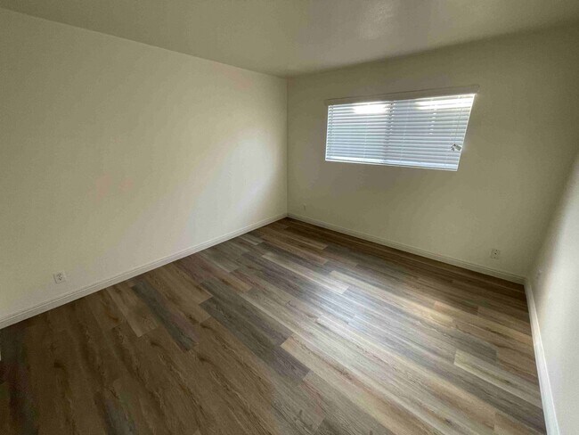 Building Photo - COMPLETELY UPDATED TWO BEDROOM APARTMENT IN TARZANA!