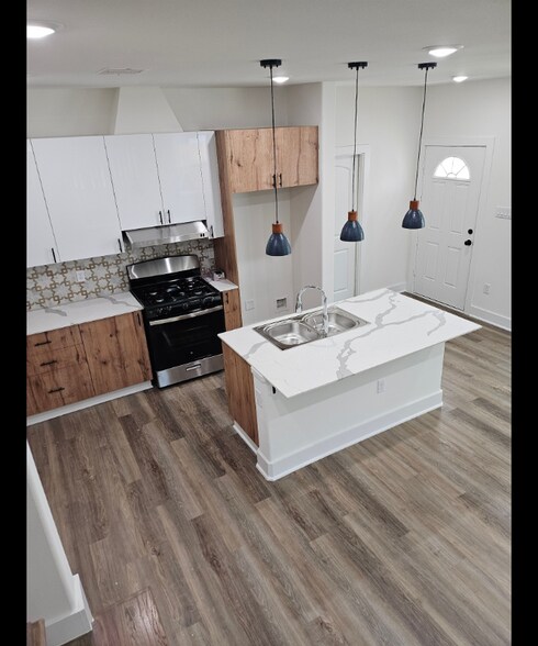 Building Photo - 851 S Victory Dr
