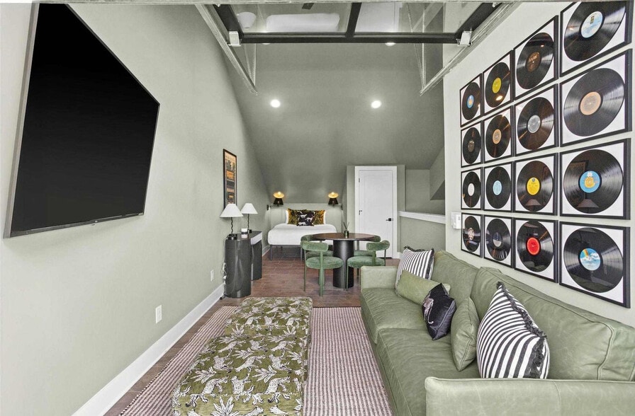 Primary Photo - 772 E Argyle Ave