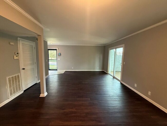 Building Photo - FOR RENT - 3 Bedroom Condo in Green Hills