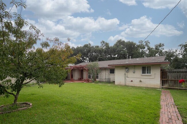 Building Photo - 5215 Cheena Dr