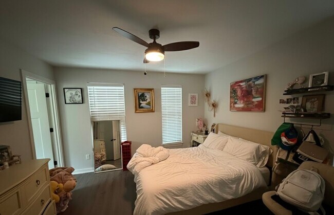 Building Photo - UF STUDENT UNIT AVAILABLE | HALF OFF FIRST MONTH + FREE INTERNET & PARKING!