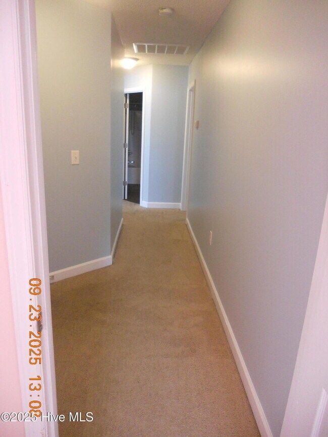 Building Photo - 105 Spring Leaf Ln