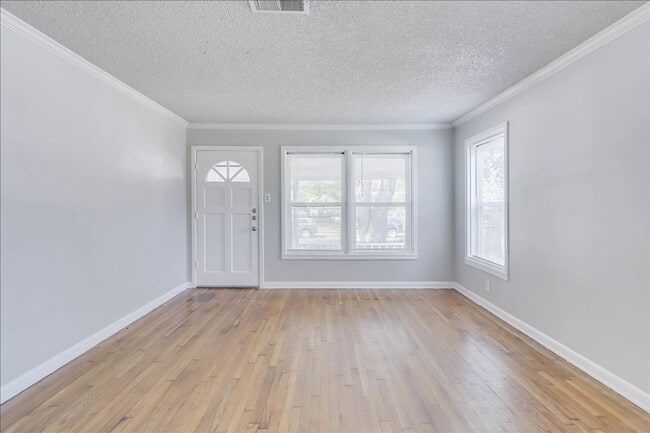 Building Photo - 6046 Hugo Dr
