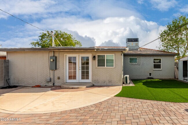 Building Photo - 2314 W Weldon Ave