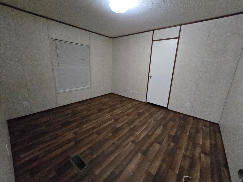 Building Photo - 1431 W 22nd St