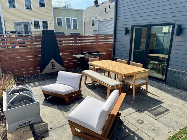 Building Photo - 22 Parker St