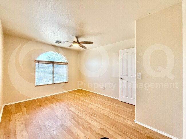 Building Photo - 4234 E Redwood Ln