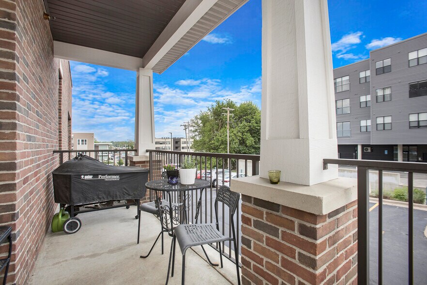 Private Patio 4 - 430 Union Ave NE
