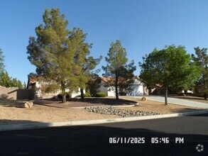 Building Photo - 3 Bedrooms, Den, 2 Bathrooms, 3 Car Garage...