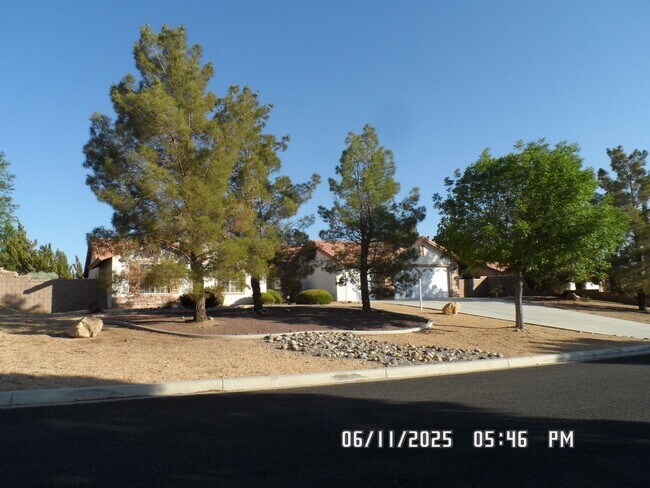 Building Photo - 3 Bedrooms, Den, 2 Bathrooms, 3 Car Garage...