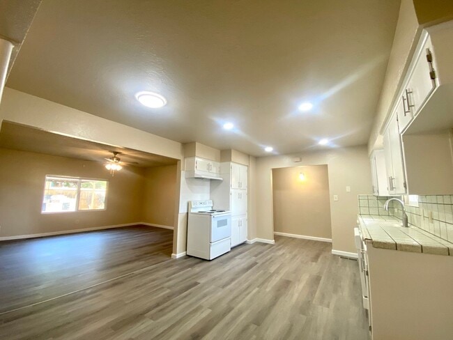Building Photo - $1,895 Peach & Mckinley, 3 Bedroom - E. Ho...