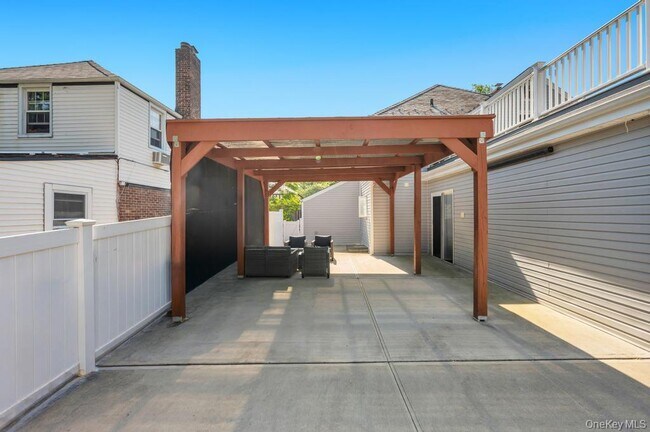 Building Photo - 6 Ash Ln