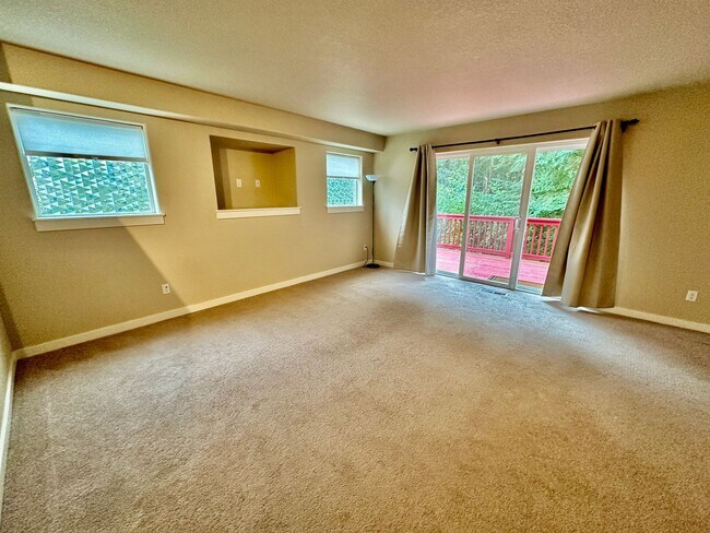Building Photo - Beautiful 6-bedroom 4-bathroom home in an upscale neighborhood in the Sexton Mountain section of ...