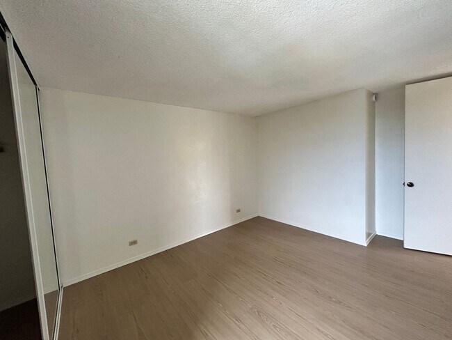 Building Photo - 2-bedroom - Pearlridge Convenience
