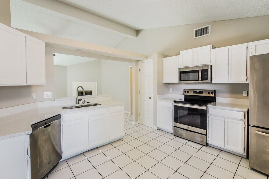 Building Photo - 3750 Barbizon Cir S