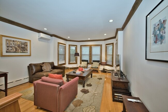 Building Photo - 2437 W North Shore Ave