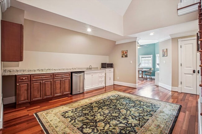 Building Photo - Stunning and Spacious Single Family Home S...
