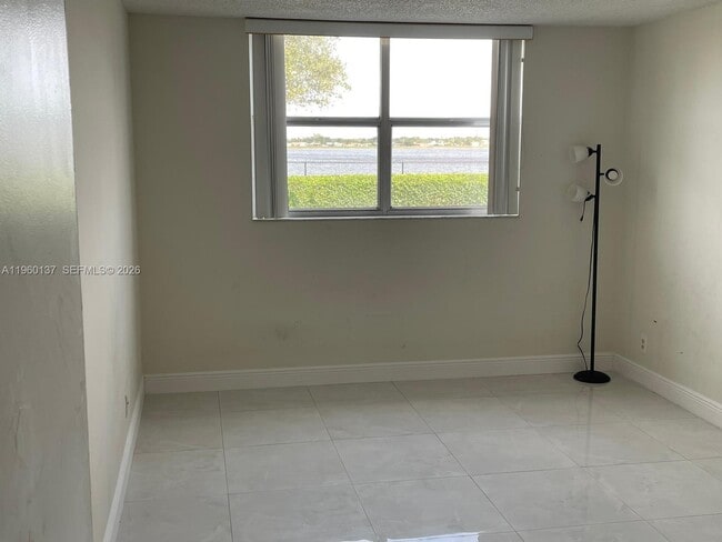 Building Photo - 470 Executive Center Dr