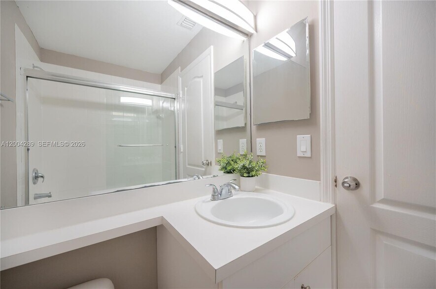 Building Photo - 5000 NW 116th Ct