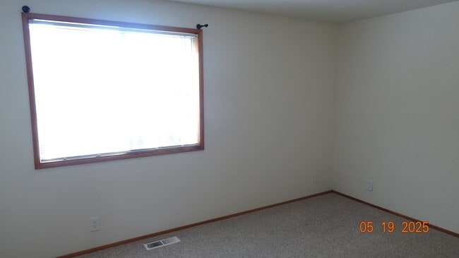 Building Photo - ~Beautiful Two-story Home Located in the N...