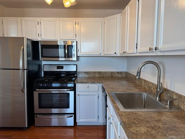 Building Photo - 2 Bay Club Dr