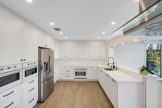 Building Photo - 2309 Desota Dr