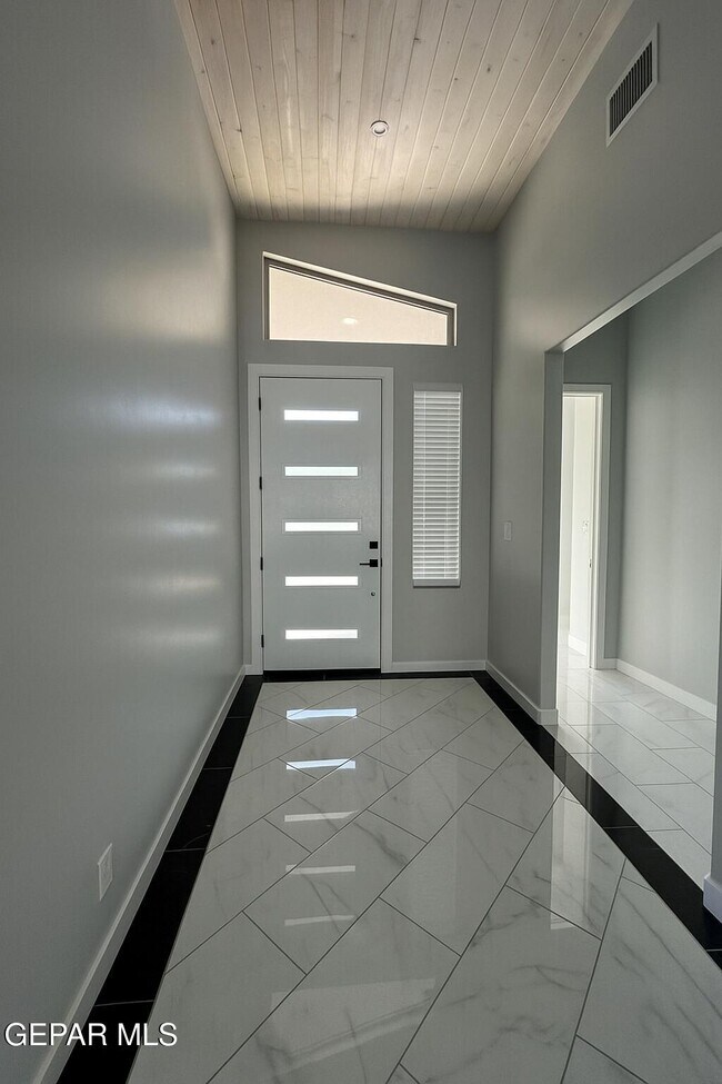 Building Photo - 713 Birmingham Pl