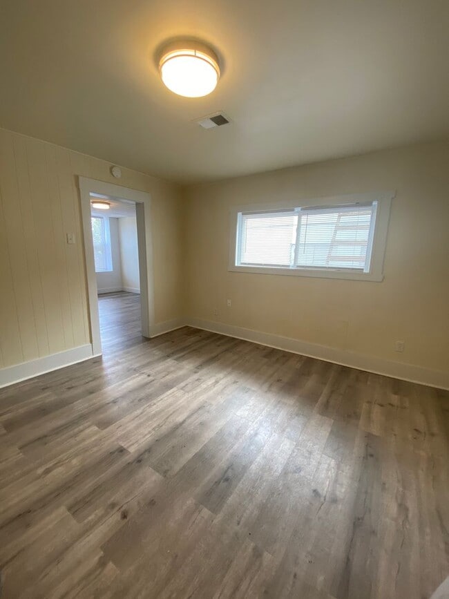 Building Photo - Updated 1BR Apt available now!